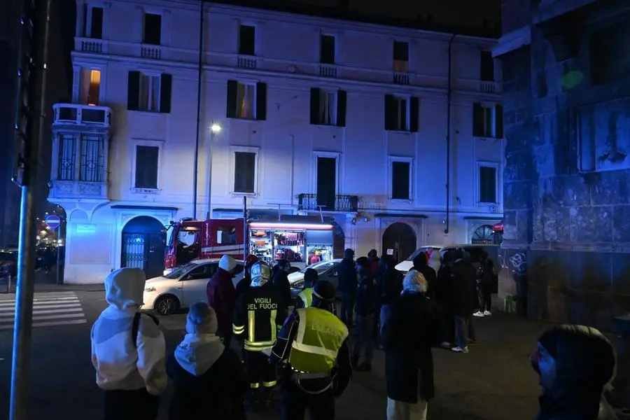 L'incendio in via Fratelli Ugoni