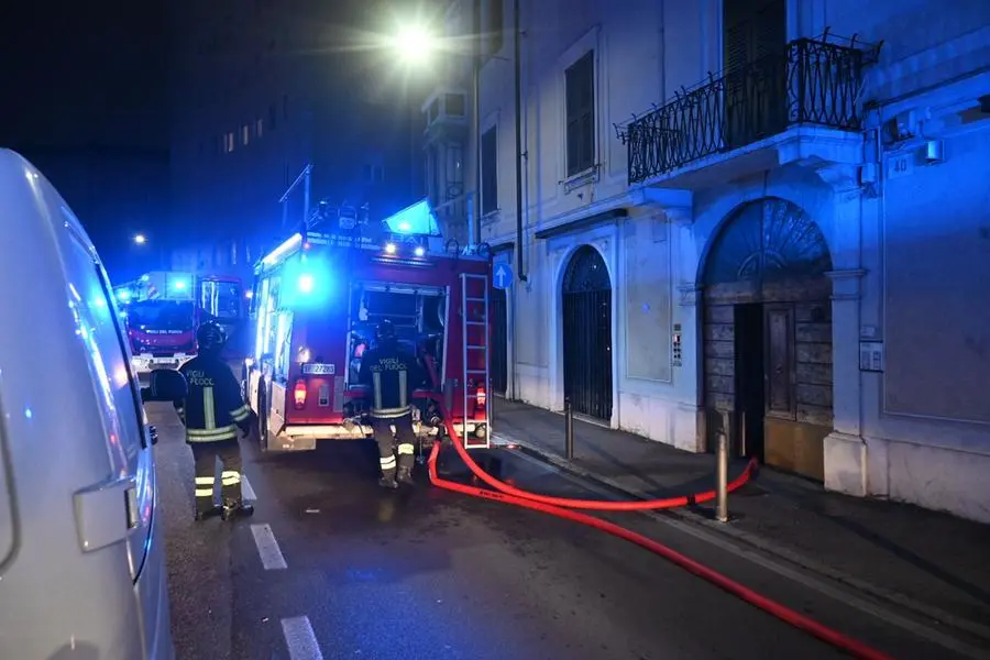 L'incendio in via Fratelli Ugoni