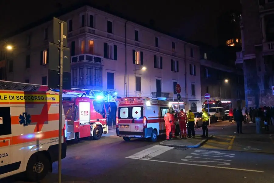 L'incendio in via Fratelli Ugoni