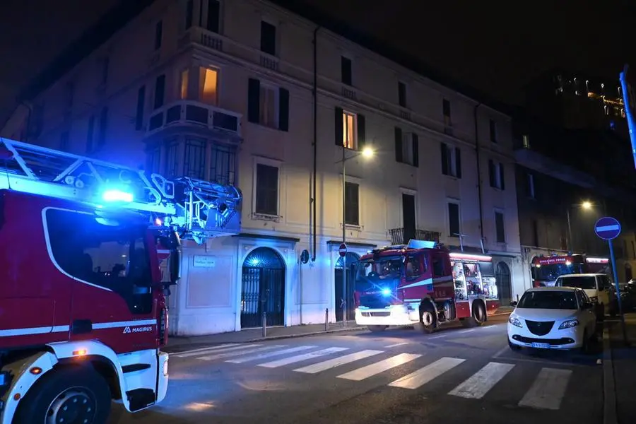 L'incendio in via Fratelli Ugoni