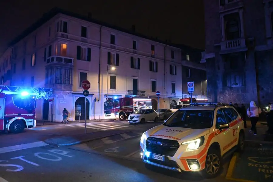 L'incendio in via Fratelli Ugoni