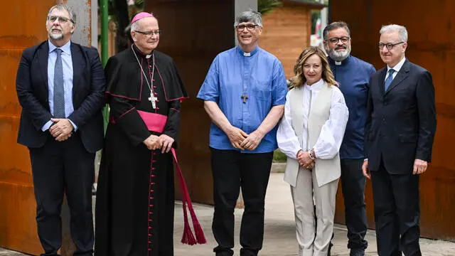 Da sinistra, il Commissario straordinario Fabio Ciciliano, il vescovo di Aversa don Angelo Spinillo, il parroco del parco Verde di Caivano Maurizio Patriciello, la premier Giorgia Meloni, don Adriano Pollice e il sottosegretario di Stato Alfredo Mantovano per l'inaugurazione del centro sportivo ristrutturato a Caivano (Napoli), 28 maggio 2024. ANSA/CIRO FUSCO