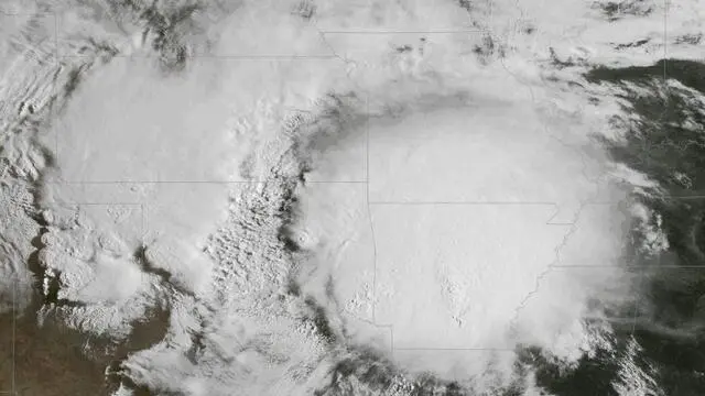 epa05283633 A handout picture made available by the National Oceanic and Atmospheric Administration (NOAA) on 30 April 2016 shows an image taken by weather satellite GOES East of severe storms transiting over southern USA, 29 April 2016. In picture are seen (top-L, clockwise) the states of Kansas, Missouri, Arkansas and Oklahoma. According to NOAA, severe scattered thunderstorms and heavy rain will affect southern USA on 30 April, with elevated risks of flooding across the region during the weekend. EPA/NOAA HANDOUT EDITORIAL USE ONLY