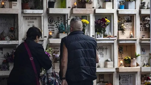 Visitatori portano fiori sulle tombe dei propri cari nel cimitero del Verano durante la festivita' di Ognissanti, Roma, 1 novembre 2018. ANSA/MASSIMO PERCOSSI