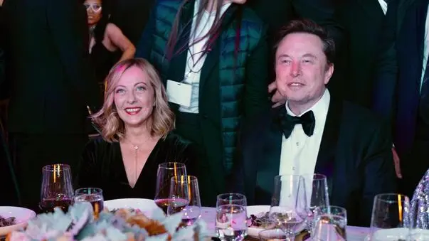 La premier Giorgia Meloni con Elon Musk alla Ziegfeld Ballroom di New York dopo aver ricevuto dal Ceo di Tesla il 'Global Citizen Award 2024' dell'Atlantic Council "per il suo ruolo pionieristico di prima donna capo di governo in Italia, il suo forte sostegno all'Unione Europea e all'alleanza transatlantica nonché per la sua presidenza del G7 nel 2024", 24 settembre 2024. ANSA/FILIPPO ATTILI/US PALAZZO CHIGI +++ NPK +++ NO SALES, EDITORIAL USE ONLY +++ Italian Prime Minister Giorgia Meloni with Elon Musk after receiving the 'Global Citizen Award 2024' from the Atlantic Council at the Ziefeld Ballroom of New York, 24 September 2024. ANSA/FILIPPO ATTILI/PALAZZO CHIGI PRESS OFFICE +++ NPK +++ NO SALES, EDITORIAL USE ONLY +++