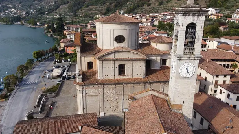 La chiesa di San Zenone affaccia sul lago d'Iseo © www.giornaledibrescia.it