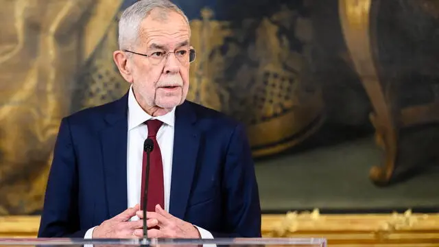 epa11807408 Austrian Federal President Alexander van der Bellen speaks to the press after an Austrian People's Party (OeVP) meeting following the announcement of the resignation of Austrian Chancellor Nehammer, in Vienna, Austria, 05 January 2025. Austrian Chancellor Karl Nehammer announced his resignation after coalition talks between Austrian People's Party (OeVP) and the Social Democrats (SPOe) parties collapsed. EPA/MAX SLOVENCIK