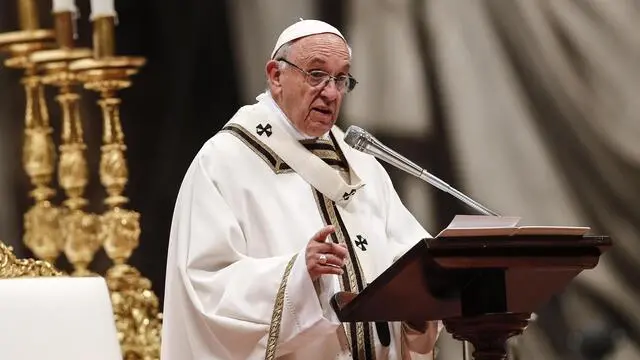 Papa Francesco nella Basilica di San Pietro durante la Santa Messa con i religiosi nella XXII Giornata Mondiale della Vita Consacrata, Citta' del Vaticano 2 febbraio 2018. ANSA/GIUSEPPE LAMI