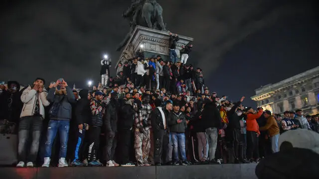 Festeggiamenti e controlli delle forze dell’ordine in piazza Duomo la sera di capodanno, Milano 31 Dicembre 2024 ANSA/MATTEO CORNER