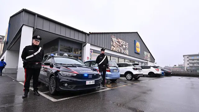 ++ Accoltellata nel parcheggio di un supermarket, è grave ++