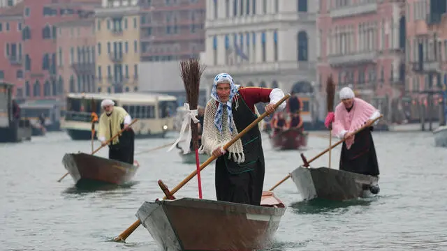 Una panoramica sulla tradizionale Regata delle Befane lungo il Canal Grande, vogata a un remo sulle barche dette “mascarete” e organizzata dalla Reale Società Canottieri Bucintoro”: in testa il regatante vincitore della odierna edizione, Riccardo Romanelli detto “ San Vio”. Venezia, 6 gennaio 2025. ANSA/ANDREA MEROLA