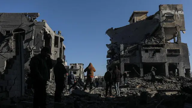 I palestinesi ispezionano una casa dopo un attacco aereo israeliano Foto Ansa/Epa/Mohammed Saber © www.giornaledibrescia.it