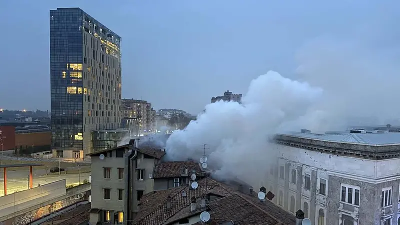 Il fumo che si è alzato dal condominio di via Fratelli Ugoni © www.giornaledibrescia.it