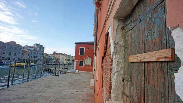 Una trave inchiodata sugli infissi di una casa di proprietà ERP (Edilizia Residenziale Pubblica), a prevenire occupazioni abusive , nell’ insula di San Piero del sestiere di Castello, Venezia est. Secondo stime recenti dell’osservatorio civico indipendente sulla casa e la residenzialità “ Ocìo”, sono circa settecento gli alloggi Ater e quattrocento quelli comunali che risultano sfitti nel comune di Venezia, a fronte di una richiesta da parte di duemila nuclei famigliari per un alloggio pubblico. ANSA/ANDREA MEROLA