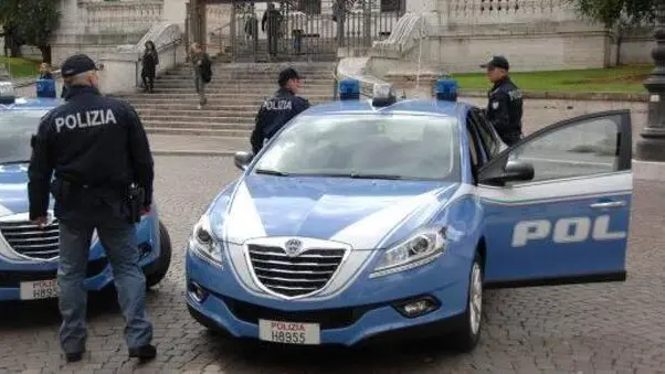 Un tricolore sulla fiancata, ad interrompere il tradizionale bianco e azzurro: e' la nuova livrea delle auto della polizia, che sarà presentata domani alle 13 alla Scuola superiore di polizia a Roma, 18 Novembre 2014. ANSA/ UFFICIO STAMPA ++ NO SALES EDITORIAL USE ONLY ++