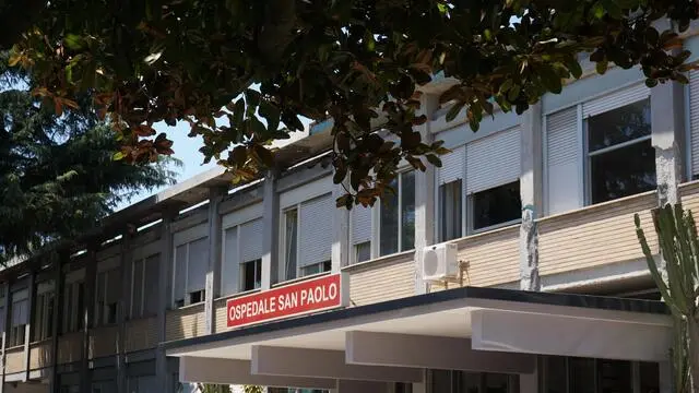 Esterno dell'Ospedale San Paolo dell'Ospedale San Paolo finito nell'occhio del ciclone dopo le immagini diffuse del letto di una degente infestato di formiche, Napoli, 13 Giugno 2017. In giornata è previsto, infatti, anche l'arrivo di una task force annunciata dal ministro della Salute, Beatrice Lorenzin. Napoli 13 Giugno 2017 ANSA/CESARE ABBATE