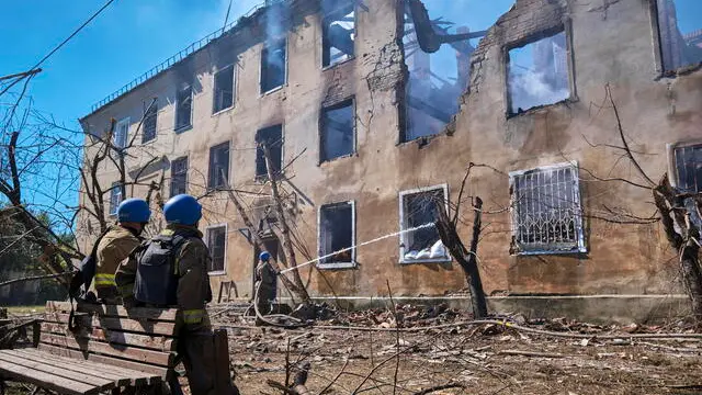 epa10196917 Ukrainian rescuers put out a fire after a rocket hit a residential building in the Kurakhove area of Donetsk, Donetsk region, eastern Ukraine, 21 September 2022, amid Russia's military invasion. At least twelve people were injured, including two children, and one still under the rubble, the Head of Donetsk regional military state administration Pavlo Kyrylenko said on Telegram. Russian troops entered Ukraine on 24 February 2022 starting a conflict that has provoked destruction and a humanitarian crisis. EPA/YEVGEN HONCHARENKO