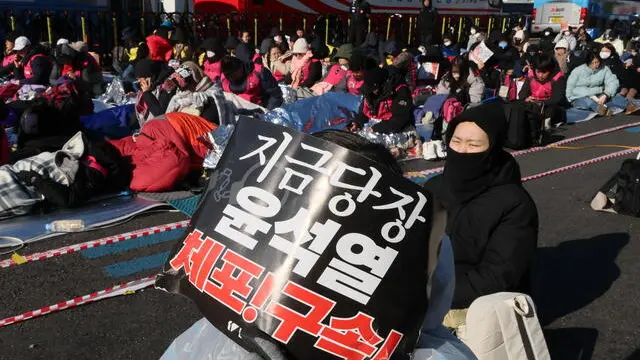 epa11804637 Members of progressive civic groups hold a rally in support of the impeachment of President Yoon Suk Yeol near his residence in central Seoul, South Korea, 04 January 2025. On 31 December 2024 a Seoul court issued an arrest and search warrant to detain impeached Yoon over his short-lived imposition of martial law. EPA/YONHAP SOUTH KOREA OUT