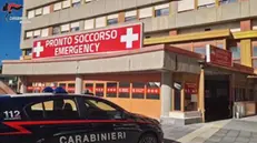 A Messina, i carabinieri del Nas di Catania e della compagnia Messina Centro hanno eseguito il decreto di sequestro, emesso dal Tribunale su richiesta della Procura, di due sale operatorie del reparto di Cardiochirurgia dell'ospedale "Papardo". Le indagini riguardano l'inchiesta su almeno sei casi di morti sospette dopo le querele presentate, dal settembre scorso, dai familiari dei pazienti che, sottoposti a intervento di cardiochirurgia, erano deceduti a distanza di pochi giorni dall'operazione per infezioni tipicamente ospedaliere. "Dalle verifiche, effettuate anche con il supporto di consulenti tecnici, è emerso che i decessi relativi alle denunce si inserivano in un novero più ampio di casi analoghi avvenuti nel menzionato reparto sanitario, ai danni di pazienti sottoposti a interventi di varia natura, a cui erano state installate valvole cardiache o bypass coronarici", dicono gli investigatori. A seguito delle verifiche, sono state inoltre rilevate numerose criticità in termini di salubrità degli ambienti operatori, con il superamento delle soglie di rilievo della presenza di agenti patogeni e altri microrganismi, aggiungono i carabinieri. ANSA/CARABINIERI ANSA PROVIDES ACCESS TO THIS HANDOUT PHOTO TO BE USED SOLELY TO ILLUSTRATE NEWS REPORTING OR COMMENTARY ON THE FACTS OR EVENTS DEPICTED IN THIS IMAGE; NO ARCHIVING; NO LICENSING NPK