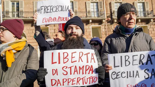 Un sit-in pacifico a Torino, sotto la Prefettura, il 29 dicembre 2024, per chiedere la liberazione immediata di Cecilia Sala, arrestata a Teheran il 19 dicembre 2024. La giornalista si trova ora nel carcere di Evin. ANSA/JESSICA PASQUALON