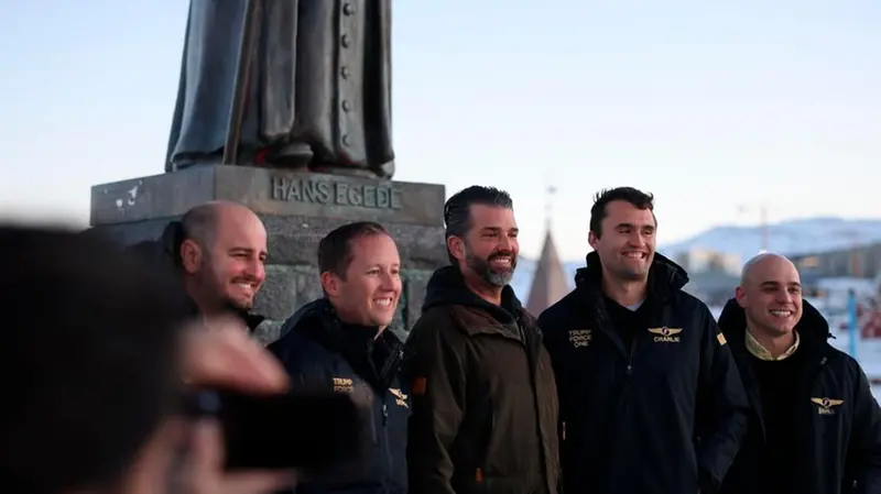 Donald Trump Jr. (al centro) in visita a Nuuk, in Groenlandia - Foto Ansa