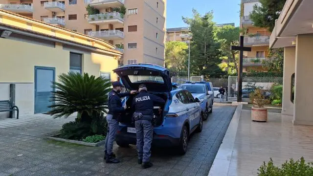 La polizia e la 'Scientifica' sul luogo dove il corpo senza vita di un neonato è stato ritrovato nella culla termica della chiesa San Giovanni Battista, nel quartiere Poggiofranco, a Bari, 2 gennaio 2024. ANSA/Donato Fasano