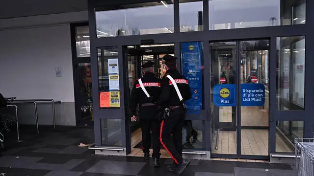 ++ Accoltellata nel parcheggio di un supermarket, è grave ++