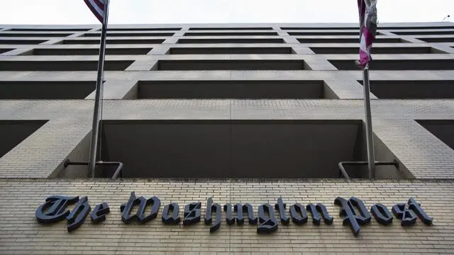 epa03814155 A general view of the exterior of The Washington Post building in Washington, DC, USA, 05 August 2013. Media reports on 05 August 2013 that The Washington Post Company has agreed to sell its flagship newspaper to founder and president of internet company Amazon, Jeff Bezos for 250 million US dollars (188.5 million euros) ending the Graham family's long-time ownership of the paper. EPA/JIM LO SCALZO