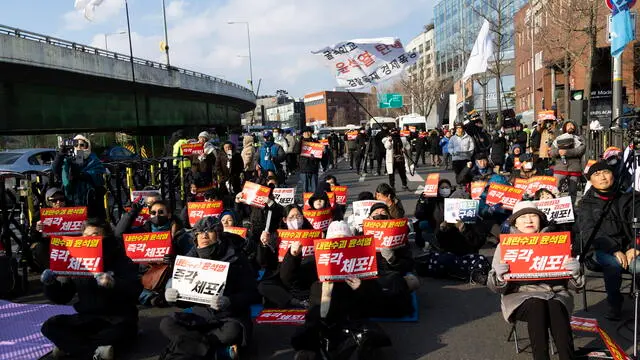 epa11812638 Members of the Korean Confederation of Trade Unions (KCTU) shout slogans during a rally against impeached president Yoon Suk Yeol, near the presidential residence in Seoul, South Korea, 08 January 2025. On 07 January 2025, a court refiled a warrant to extend the deadline to detain Yoon over his failed bid to impose martial law in December 2024. EPA/JEON HEON-KYUN