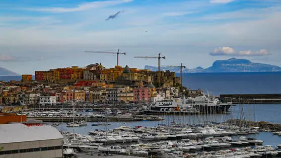 L'agglomerato urbano di Pozzuoli con centinaia di palazzi che si affacciano sul litorale Flegreo, 29 maggio 2024. ANSA/ CIRO FUSCO