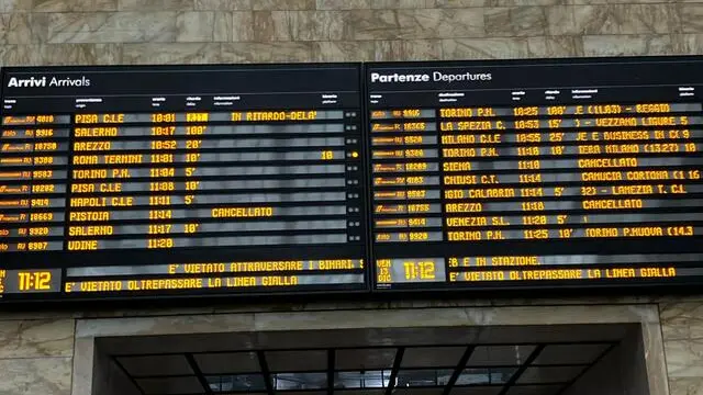 Alcuni treni cancellati e ritardi, in un caso fino a 100 minuti, alla stazione centrale di Firenze Santa Maria Novella per lo sciopero indetto oggi dai sindacati di base, 13 dicembre 2024. NPK ANSA