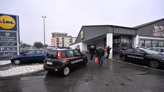 ++ Accoltellata nel parcheggio di un supermarket, è grave ++