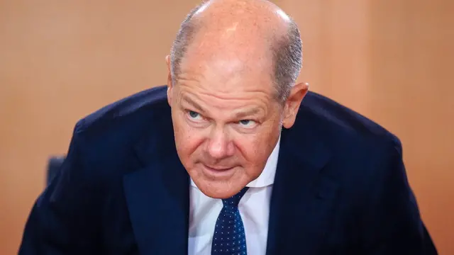 epa11812873 German Chancellor Olaf Scholz takes his seat during a cabinet meeting in Berlin, Germany, 08 January 2025. The cabinet met for its 124th session on 08 January 2025. EPA/CLEMENS BILAN