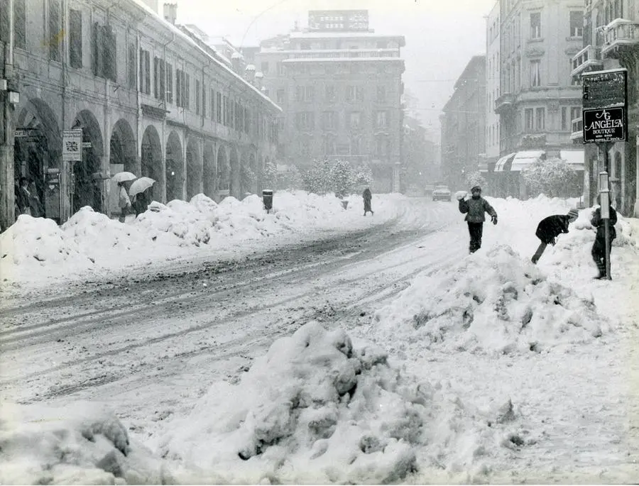 Uno scatto dell'abbondantissima nevicata del 1985 - Foto New Eden Group © www.giornaledibrescia.it