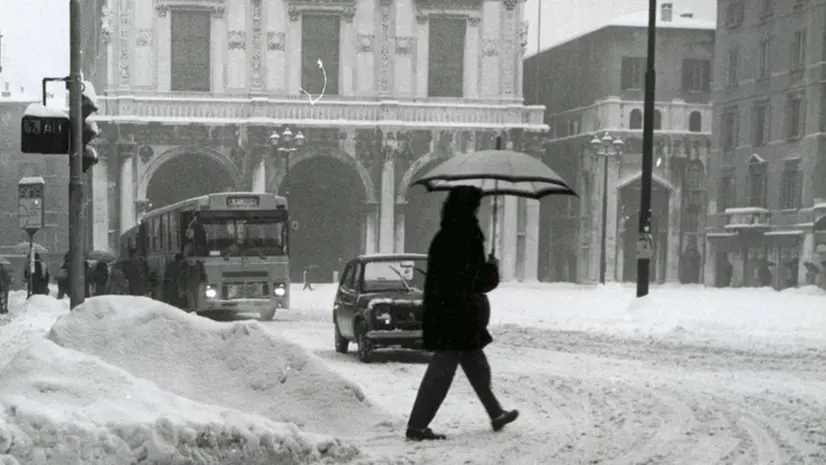 La neve in piazza Loggia nel 1985 - Foto New Eden Group © www.giornaledibrescia.it