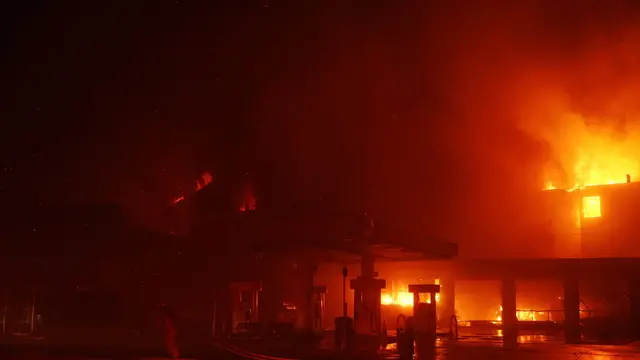 epa11812524 Firefighters try to control a burning gas station during the Palisades wildfire in Pacific Palisades, Los Angeles, California, USA, 07 January 2025. The Palisades fire grew to 1200 acres on January 7, according to data from the California Department of Forestry and Fire Protection (CAL FIRE), forcing widespread evacuations in the area. EPA/ALLISON DINNER