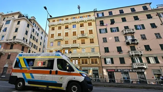 I palazzi di via Cantore dove due sorelle sarebbero cadute dal 4 piano nel cavedio, una donna è morta l'altra ricoverata in gravi condizioni. Genova, 07gennaio 2025. ANSA/LUCA ZENNARO