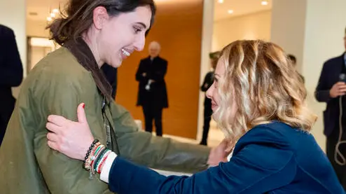 La presidente del Consiglio Giorgia Meloni abbraccia Cecilia Sala dopo il suo ritorno in Italia, aeroporto di Ciampino (Roma), 08 gennaio 2025. ///// Italian Prime Minister Giorgia Meloni embraces Cecilia Sala after her return to Italy, Ciampino airport (Rome), 08 January 2025. ANSA/UFFICIO STAMPA PALAZZO CHIGI/FILIPPO ATTILI +++ ANSA PROVIDES ACCESS TO THIS HANDOUT PHOTO TO BE USED SOLELY TO ILLUSTRATE NEWS REPORTING OR COMMENTARY ON THE FACTS OR EVENTS DEPICTED IN THIS IMAGE; NO ARCHIVING; NO LICENSING +++ NPK +++