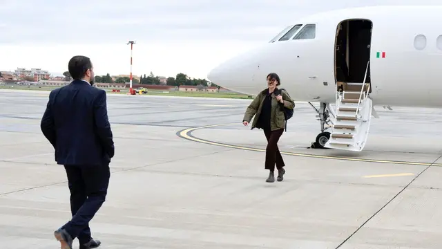 epa11813477 A handout photo made available by the Chigi Palace press office shows Italian journalist Cecilia Sala upon her arrival from Iran, at Ciampino airport in Rome, Italy, 08 January 2025. Italian journalist Cecilia Sala arrived in Italy on 08 January after being released from an Iranian jail. Sala, who works for the newspaper Il Foglio and the podcast company Chora Media, was arrested on 19 December while reporting in Tehran, Iran. EPA/FILIPPO ATTILI/CHIGI PALACE PRESS OFFICE HANDOUT -- BEST QUALITY AVAILABLE --HANDOUT EDITORIAL USE ONLY/NO SALES