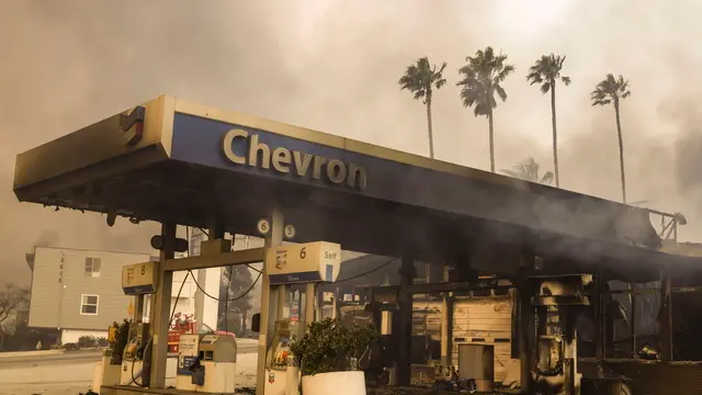 epaselect epa11814001 A gasoline station burned by the Eaton wildfire in Altadena, California, USA, 08 January 2025. According to data from California Department of Forestry and Fire Protection (CAL FIRE), multiple wildfires are burning across thousands of acres and have forced widespread thousands of evacuations in the Los Angeles area. EPA/CAROLINE BREHMAN