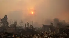 epaselect epa11813904 The sun shines through smoke above ruins of homes from the Palisades wildfire in the Pacific Palisades neighborhood of Los Angeles, California, USA, 08 January 2025. According to data from California Department of Forestry and Fire Protection (CAL FIRE), multiple wildfires are burning across thousands of acres and forced tens of thousands of evacuations in the Los Angeles area. EPA/ALLISON DINNER