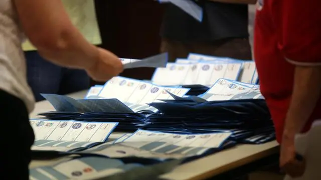 Inizio dello spoglio delle schede elettorali in un seggio di Bologna, 05 giugno 2016. ANSA/GIORGIO BENVENUTI