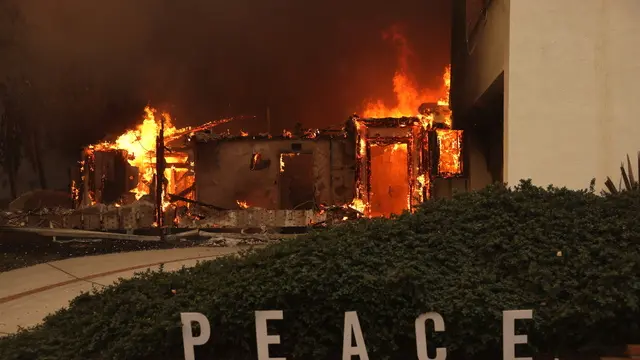 epaselect epa11813931 A home burns from the Palisades wildfire in the Pacific Palisades neighborhood of Los Angeles, California, USA, 08 January 2025. According to data from California Department of Forestry and Fire Protection (CAL FIRE), multiple wildfires are burning across thousands of acres and forced tens of thousands of evacuations in the Los Angeles area. EPA/ALLISON DINNER