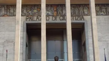 L'ìingresso del Palazzo di Giustizia di Catania dove si e' concluso il processo Iblis su presunti rapporti tra mafia, imprenditoria e amministratori con 24 condanne e tre assoluzioni, compresa quella del deputato regionale Giovanni Cristaudo, Catania, 22 settembre 2012. ANSA/MAURIZIO D'ARRO'