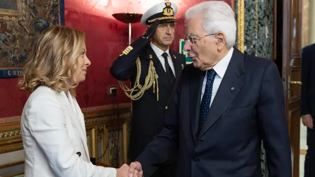 Il Presidente Sergio Mattarella saluta il Presidente del Consiglio Giorgia Meloni, in occasione del Consiglio Supremo di Difesa (foto di Francesco Ammendola - Ufficio per la Stampa e la Comunicazione della Presidenza della Repubblica)