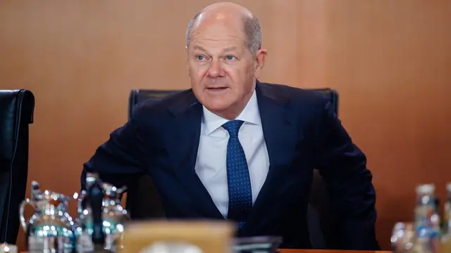 epa11812874 German Chancellor Olaf Scholz takes his seat during a cabinet meeting in Berlin, Germany, 08 January 2025. The cabinet met for its 124th session on 08 January 2025. EPA/CLEMENS BILAN