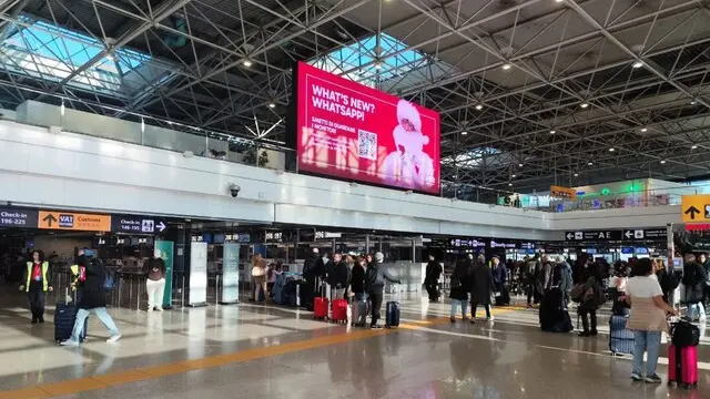 2,5 milioni di passeggeri negli aeroporti di Roma per le FestivitÃ . Bene le capitali europee, forti flussi per il Medio Oriente. Fiumicino, 1 gennaio 2025. ANSA/TELENEWS