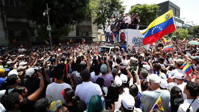 epa11523434 Venezuelan opposition leader Maria Corina Machado (C) attends a protest against the official results of the 28 July presidential elections in Caracas, Venezuela, 03 August 2024. The Venezuelan National Electoral Council (CNE) on 02 August 2024 proclaimed Nicolas Maduro as re-elected president of Venezuela. EPA/RONALD PENA R.