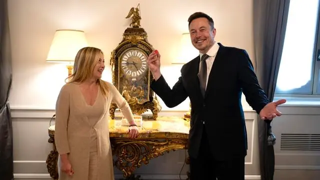 La presidente del Consiglio, Giorgia Meloni, incontra a Palazzo Chigi Elon Musk, fondatore di Tesla e SpaceX, Roma, 15 giugno 2023./// Italian Prime Minister Giorgia Meloni meets with Elon MUsk, founder of Tesla and SpaceX, at Chigi Palace in Rome, Italy, 15 June 2023. ANSA/ UFFICIO STAMPA PALAZZO CHIGI/ FILIPPO ATTILI +++ ANSA PROVIDES ACCESS TO THIS HANDOUT PHOTO TO BE USED SOLELY TO ILLUSTRATE NEWS REPORTING OR COMMENTARY ON THE FACTS OR EVENTS DEPICTED IN THIS IMAGE; NO ARCHIVING; NO LICENSING +++