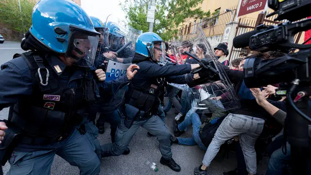 Scontri con la polizia alla manifestazione degli studenti pro Palestina fuori dell’università la Sapienza. Roma 16 aprile 2024 ANSA/MASSIMO PERCOSSI